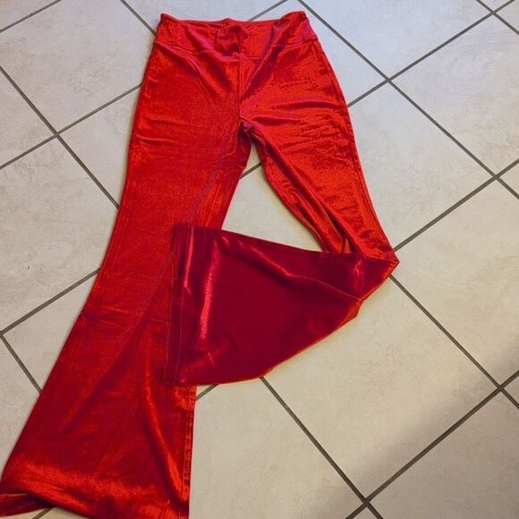 NWT ModCloth Loving the Luxe Life Velvet Flare leg Vibrant Hollyberry Red size M - Picture 2 of 12